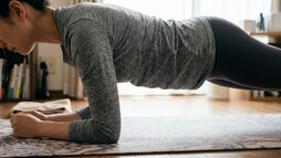 運動初心者の筋トレメニュー入門！自宅トレーニングとジム活用法を解説 